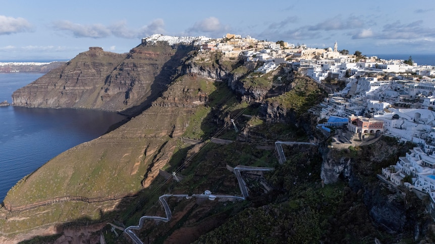 Thousands flee Santorini as earthquakes shake Greek island