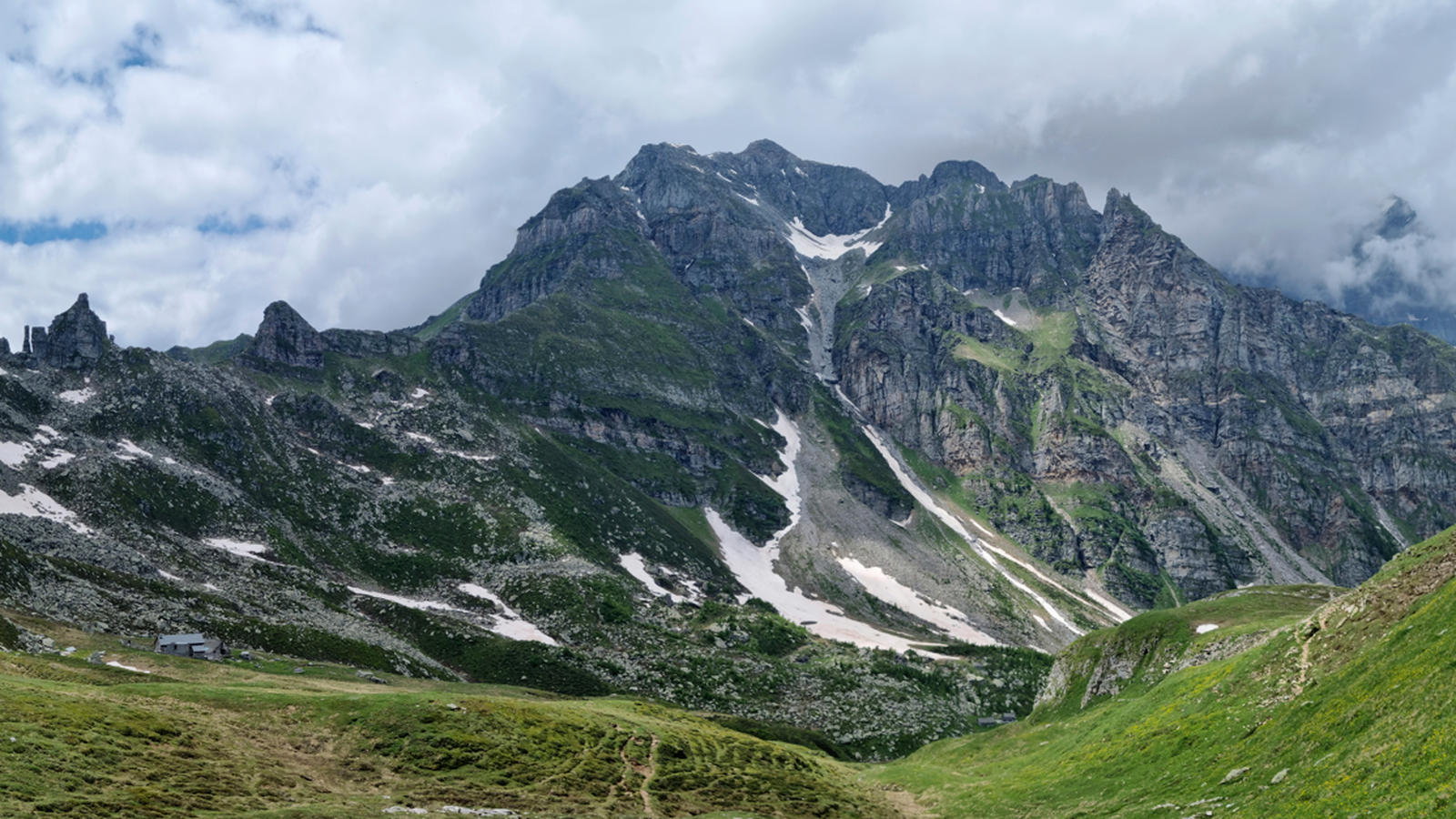 Avalanche kills three skiers in northern Italy