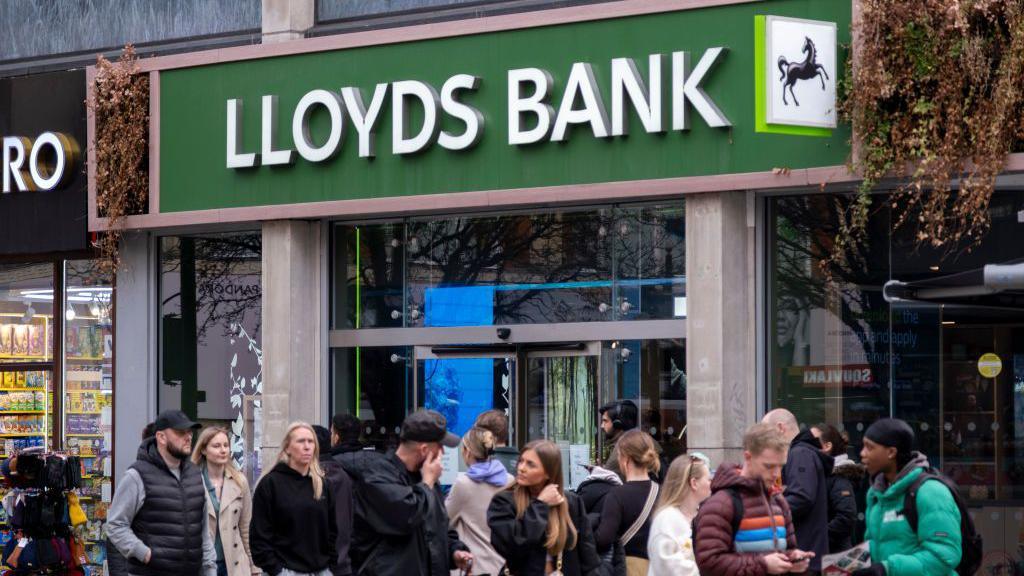 Lloyds Bank says app issues fixed after payday IT issue