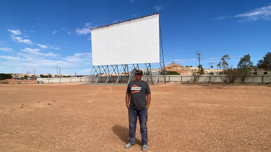 Coober Pedy Drive-in cinema, the last in South Australia, repaired over scorching summer