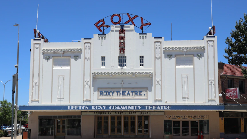 Leeton's Roxy Community Theatre reopens after crash, builder collapse