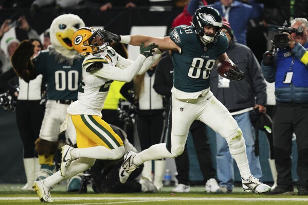 Hurts tosses 2 TD passes and Goedert throws 3 stiff-arms to lead Eagles past Packers 22-10