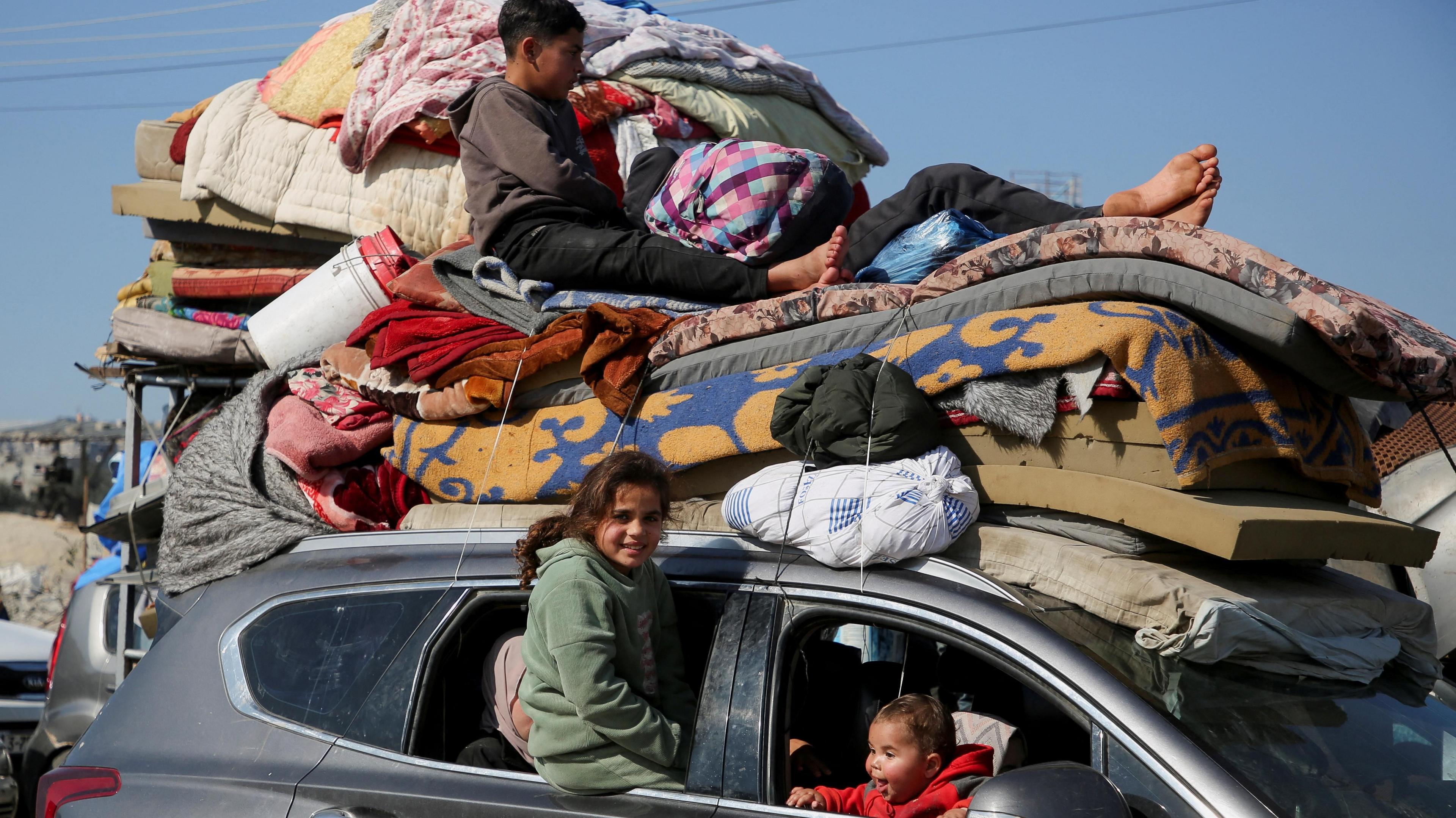 US and Egyptian contractors screening vehicles at Gaza checkpoint