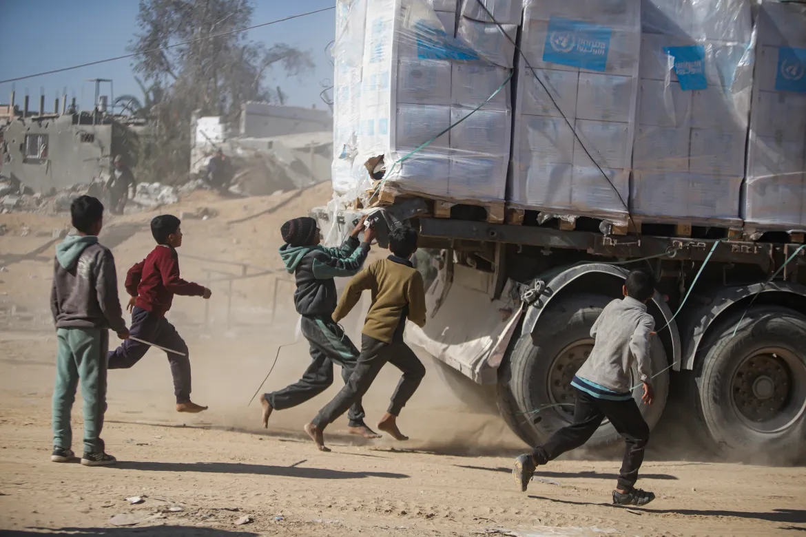 Devastated roads and lurking bombs hindering Gaza aid effort